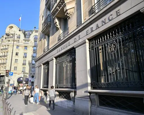 Euro Declines as French Debt Fears Mount and Shipping Profits Surge